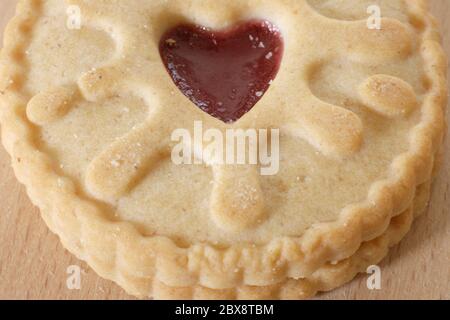 Biscotti Jammie Dodger. Frollino con ripieno di marmellata. Foto Stock