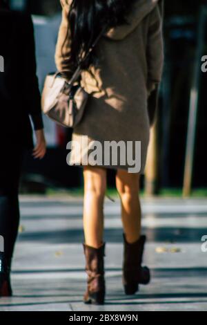 Tel Aviv Israele 23 gennaio 2020 Vista di persone non identificate che camminano per le strade di Tel Aviv in inverno Foto Stock