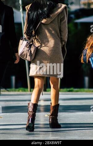 Tel Aviv Israele 23 gennaio 2020 Vista di persone non identificate che camminano per le strade di Tel Aviv in inverno Foto Stock