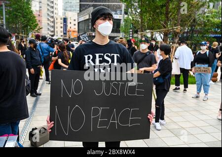 Seoul, Corea del Sud. 06 giugno 2020. Un dimostratore coreano tiene un cartello che chiede giustizia razziale in un raduno nel centro di Seoul sabato 6 giugno. Una piccola manifestazione si è svolta nella capitale sudcoreana sulla morte nella custodia di George Floyd. Foto di Thomas Maresca/UPI Credit: UPI/Alamy Live News Foto Stock