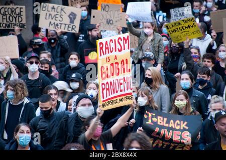 Sydney Australia 6 giugno 2020, le persone che protestano per strada a sostegno di nero vite materia, morti nere in custodia e contro il razzismo nonostante i medi Foto Stock