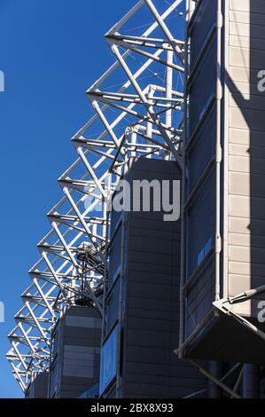 Supporto del tetto in acciaio strutturale e scalinata di accesso per lo stadio di calcio, St James' Park, Newcastle upon Tyne, Inghilterra. Foto Stock