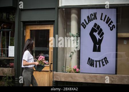 Glasgow, Regno Unito, 6 giugno 2020. Il cartello "Black Lives Matter" è esposto all'esterno del bar e ristorante Stag and Thistle nel quartiere di Strathbungo, mentre si preparano ad aprire per la prima volta per servire bevande e cibo come take-away. A Glasgow, Scozia, il 6 giugno 2020. Photo credit: Jeremy Sutton-Hibbert/Alamy Live News. Foto Stock