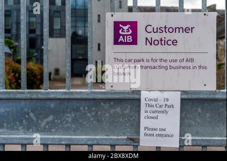 Bandon, West Cork, Irlanda. 6 Giugno 2020. Il parcheggio della AIB Bank a Bandon è attualmente chiuso a causa del Covid-19. Credit: Notizie dal vivo di AG/Alamy Foto Stock