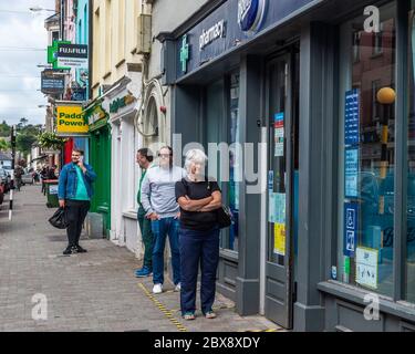 Bandon, West Cork, Irlanda. 6 Giugno 2020. La gente coda fuori dalla farmacia Boots sulla via principale di Bandon a causa del Covid-19. Credit: Notizie dal vivo di AG/Alamy Foto Stock