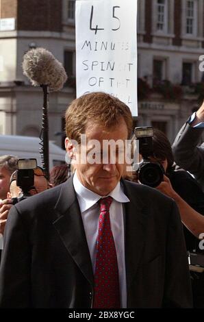 Alistair Campbell, direttore delle comunicazioni al primo ministro britannico Tony Blair, arriva alle corti reali di giustizia per dare prova all'inchiesta Hutton sulla morte dell'esperto di armi di governo, il dottor David Kelly, a Londra, 19 agosto 2003. Un'indagine potenzialmente esplosiva sul suicidio dello scienziato britannico Kelly metterà a dura prova l'uomo di destra di Blair Campbell martedì, sul caso della guerra in Iraq e sulla morte dello scienziato. Foto : James Boardman Stampa Fotografia. Foto Stock