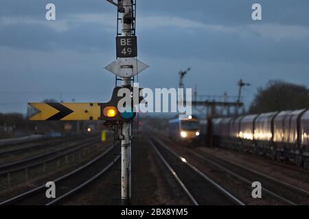 Semaforo segnale ferroviario distante con un treno in avvicinamento a Barnetby, UK Foto Stock