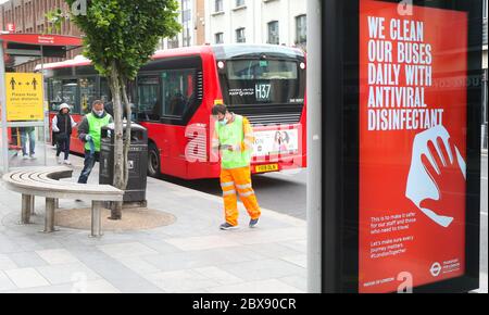 Londra, Regno Unito. 6 giugno 2020 lavoratori disinfettare contenitori fuori Richmond Station. Trasporto per Londra e Mayor di Londra avviso su una fermata dell'autobus alla stazione di Richmond, Londra Ovest. Le istruzioni per la copertura del viso diventano obbligatorie il 15 giugno 2020. Andrew Fosker / Alamy Live News Foto Stock