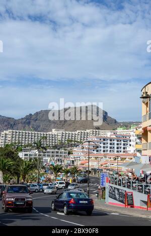 Vista di Av. Maritima con appartamenti Seguro de Sol e hotel Playa de la Arena in Puerto de Santiago, isola di Tenerife, Isole Canarie, Spagna. Foto Stock