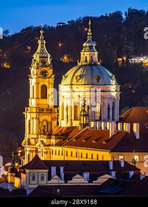 Chiesa di San Nicola a Mala Strana, quartiere della città più piccola, in serata, Praga, Repubblica Ceca. Foto Stock