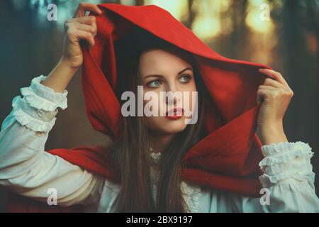 Ritratto di una bella cappa rossa in tonalità scure Foto Stock