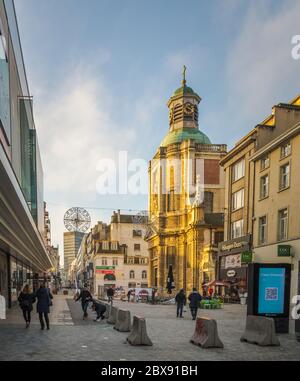 Barriere concrete per la lotta al terrorismo a Bruxelles su Rue Neuve (la principale via dello shopping), nel centro della città di Bruxelles, Belgio, 1 gennaio 20 Foto Stock
