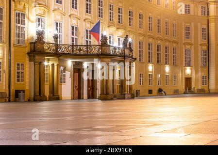 Porta d'ingresso con balcone agli Archivi del Castello di Praga sul terzo cortile di notte, Praga, Repubblica Ceca. Foto Stock