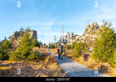 Formazione di granito con croce di legno sulla cima di Hochstein vicino a Dreisesselberg, Tristolicnik. Confine tra Bayerische Wald in Germania e il Parco Nazionale di Sumava nella Repubblica Ceca. Foto Stock