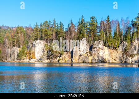 Lago naturale in rocce di Adrspach in sole giornate autunnali. Città di roccia arenaria di Adrspach-Teplice, Repubblica Ceca. Foto Stock