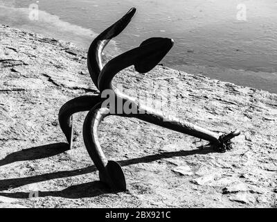 Vecchio ancoraggio in metallo sulla terra. Immagine in bianco e nero. Foto Stock