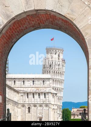 Torre Pendente di Pisa, Torre pendente di Pisa. Vista attraverso l'arco della porta Nuova. Toscana, Italia, Patrimonio dell'Umanità dell'UNESCO. Foto Stock