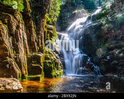 Cascata di Kamienczyk vicino SzklarskaPoreba in montagna Gigante o Karkonosze, Polonia. Esposizione prolungata. Foto Stock