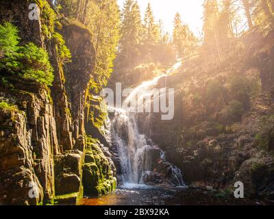 Cascata di Kamienczyk vicino SzklarskaPoreba in montagna Gigante o Karkonosze, Polonia. Esposizione prolungata. Foto Stock