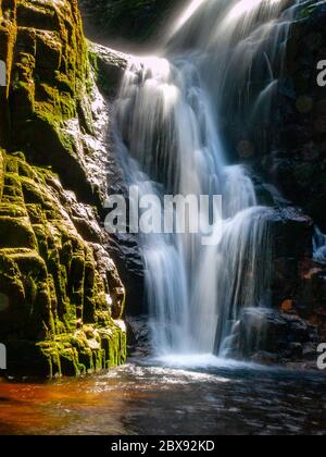 Cascata di Kamienczyk vicino SzklarskaPoreba in montagna Gigante o Karkonosze, Polonia. Esposizione prolungata. Foto Stock