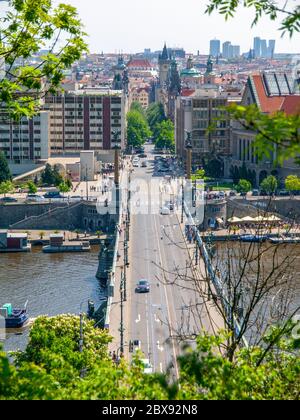 Ponte CECH sul fiume Moldava e via Parizska a Praga, Repubblica Ceca. Foto Stock