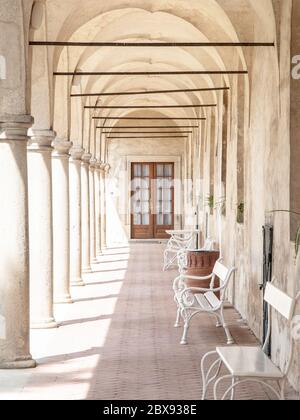 Arco in stile rinascimentale nel giardino del castello di Telc, Telc, Repubblica Ceca. Sito patrimonio dell'umanità dell'UNESCO. Foto Stock