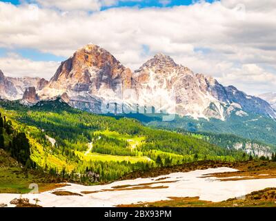 Le torri rocciose delle cinque Torri e i Monti Tofana nella soleggiata giornata estiva, Dolomiti, Italia. Foto Stock