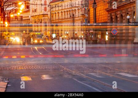 Praga di notte. Traffico intorno Narodni trida. Esposizione lunga. Praga, Repubblica Ceca. Foto Stock