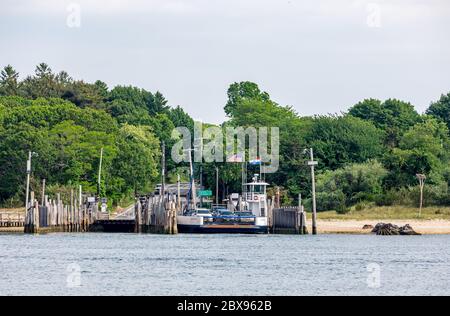 South Ferry pieno di auto sul lato di North Haven, North Haven, NY Foto Stock