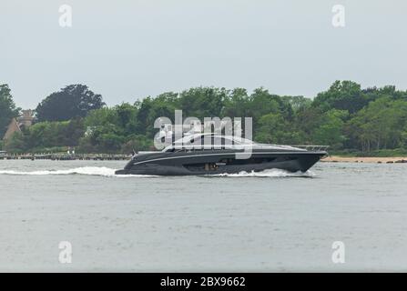 Lo yacht di lusso, passando indiscrezionalmente dal traghetto Shelter Island che atterra a North Haven, NY Foto Stock