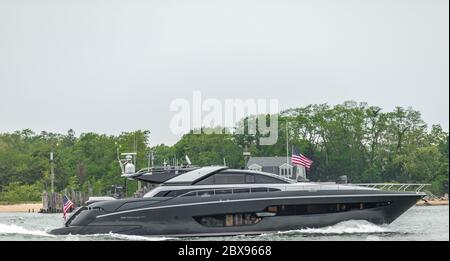 Lo yacht di lusso, passando indiscrezionalmente dal traghetto Shelter Island che atterra a North Haven, NY Foto Stock