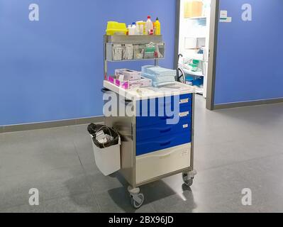 Huelva, Spagna - 6 giugno 2020: Fornitura di materiale medico e di strumenti medici su un carrello nel corridoio di un ospedale Foto Stock