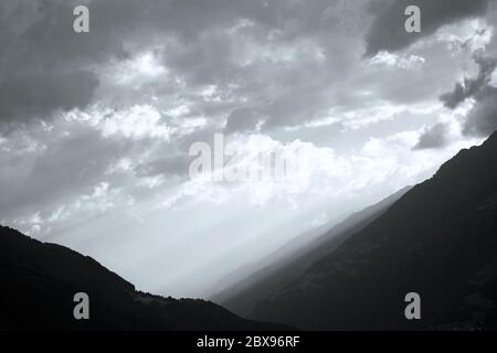 Alpi Italiane che circondano la città di Merano, Tirolo del Sud, Italia. Fotografia in bianco e nero, scala dei grigi. Foto Stock