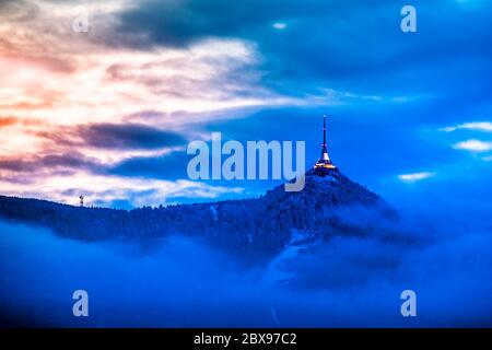 Torre del trasmettitore e hotel illuminati. Serata blu nuvoloso a Liberec, Repubblica Ceca. Foto Stock