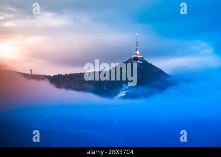 Torre del trasmettitore e hotel illuminati. Serata blu nuvoloso a Liberec, Repubblica Ceca. Foto Stock