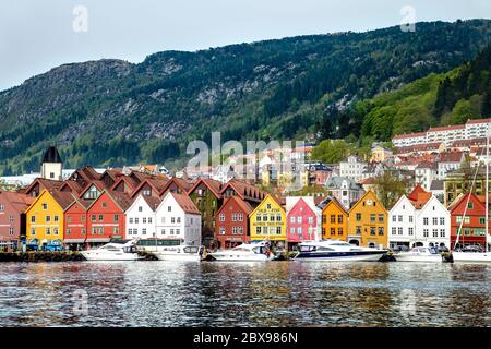Anseatica storici edifici di Bryggen da Vågen Bay, Bergen, Norvegia Foto Stock