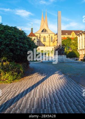 Emmaus Monastero Na Slovanech, alias Emauzy, con due torri spiritose moderne, Praga, Repubblica Ceca. Foto Stock