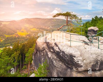 Punto di vista sopra la valle di Jizera in arenaria paesaggio di paradiso Boemo, rocce di Besedice, Repubblica Ceca. Foto Stock