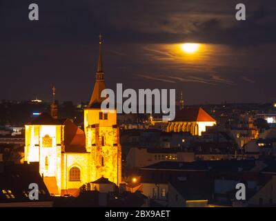 Chiesa di San Giles di notte, Città Vecchia di Praga, Repubblica Ceca. Foto Stock