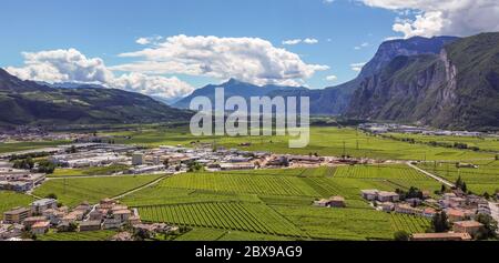 Veduta aerea del paese di Mezzocorona in Trentino Alto Adige - Italia settentrionale: Incantevole borgo nel cuore della piana Rotaliana Königsberg Foto Stock