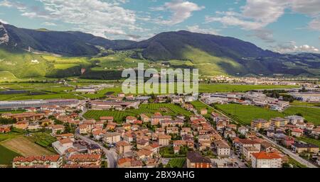 Veduta aerea del paese di Mezzocorona in Trentino Alto Adige - Italia settentrionale: Incantevole borgo nel cuore della piana Rotaliana Königsberg Foto Stock