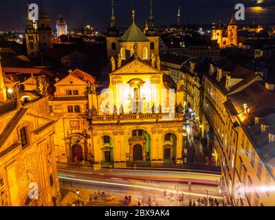 Piazza dei Cavalieri della Croce. Krizovnicke namesti, al Ponte Carlo. Foto aerea notturna, Praga, Repubblica Ceca. Foto Stock