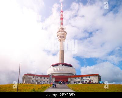 Trasmettitore TV e torre di osservazione sulla cima del Monte Praded, Hruby Jesenik, Repubblica Ceca. Foto Stock