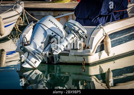 Primo piano di un motoscafo ormeggiato nel porto con due motori fuoribordo Honda. Liguria, Italia, Europa Foto Stock