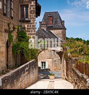 Strada stretta del villaggio medievale di Saint-Robert nella Correze, Francia Foto Stock