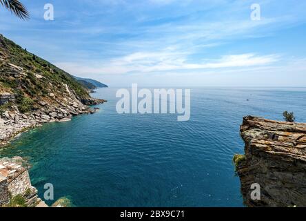 Vista aerea della costa e del mare nel villaggio di Vernazza. Cinque Terre, Parco Nazionale Liguria, la Spezia, Italia, Europa. Foto Stock