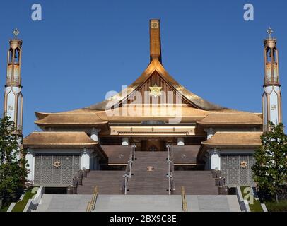 Il Santuario del mondo di Sukyo Mahikari domina lo skyline di Takayama: La felicità può fiorire da un singolo seme di luce. Foto Stock