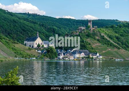 Beilstein mit Burg Metternich und die Mosel, Rheinland-Pfalz, Deutschland | Beilstein con MettBurg Metternichernich Castello e il fiume Mosella, RH Foto Stock