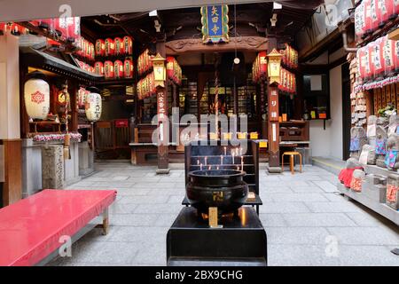 Tempio di Yata-dera - Yata jijo, Kyoto, - colpire la campana di invio per inviare spiriti in partenza per riposare in pace. Foto Stock