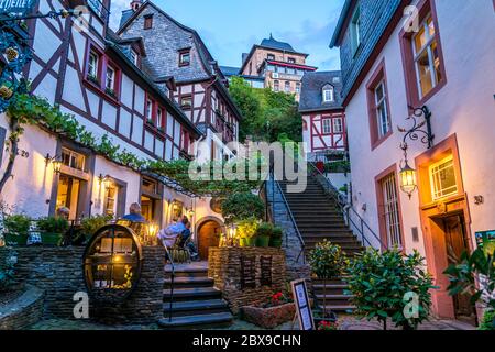 Die Klostertrepe in Beilstein in der Abenddämmerung, Rheinland-Pfalz, Deutschland | He monastero scale Klostertreppe al tramonto, Beilstein, Renania- Foto Stock